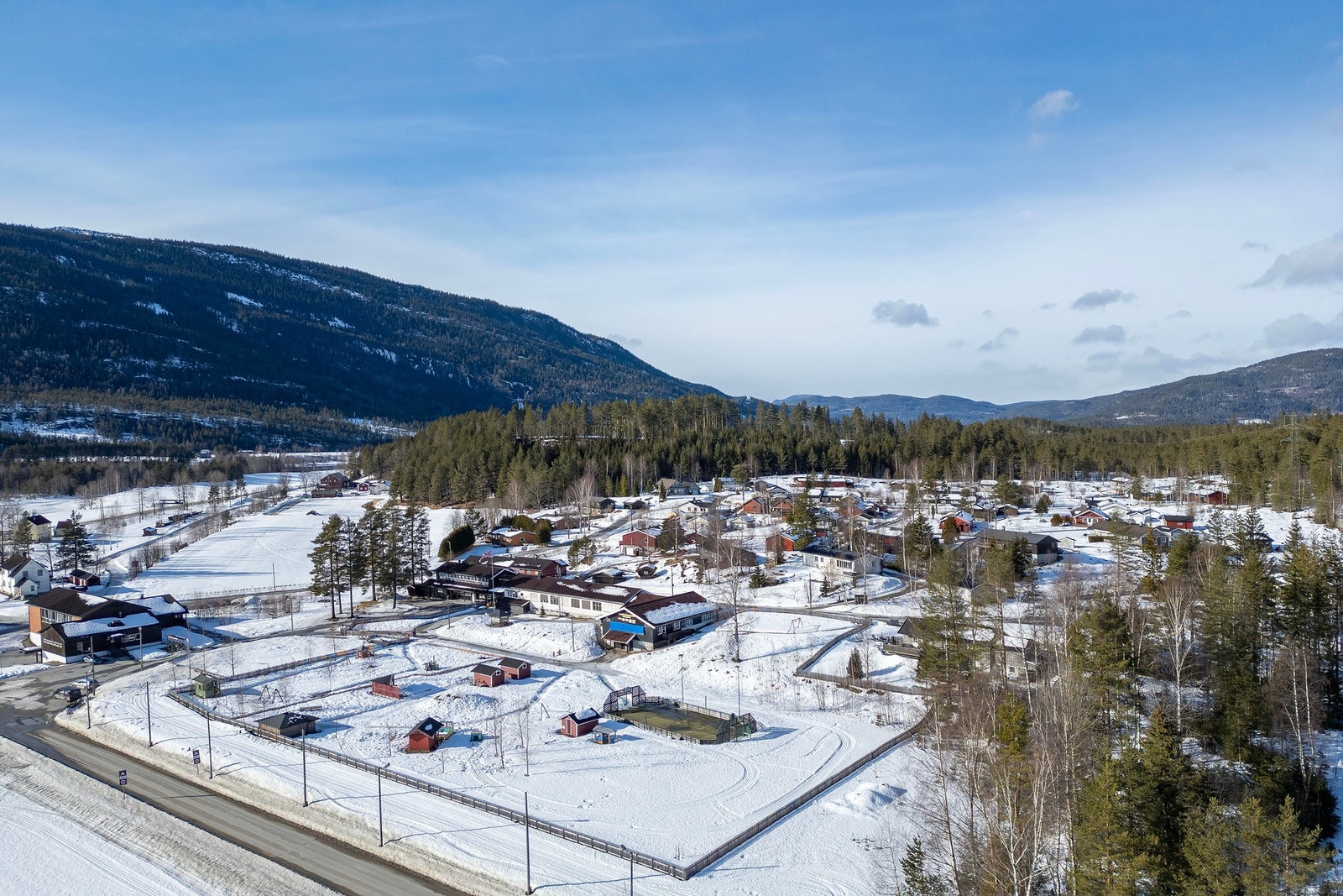 Skolen ligger bare 200 meter fra tomannsboligen. Galleribilde