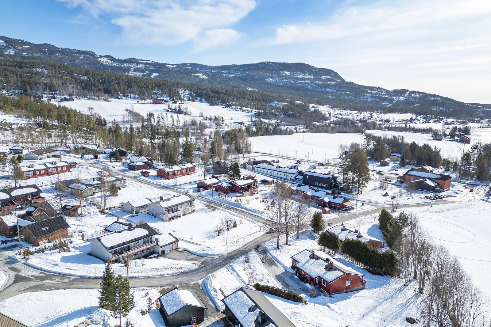 Tomannsboligen ligger bare et steinkast unna skolen. Galleribilde