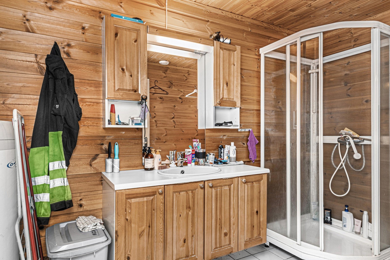 Badet er stort og er innredet med servant med innredning, dusjhjørne og toalett. Galleribilde