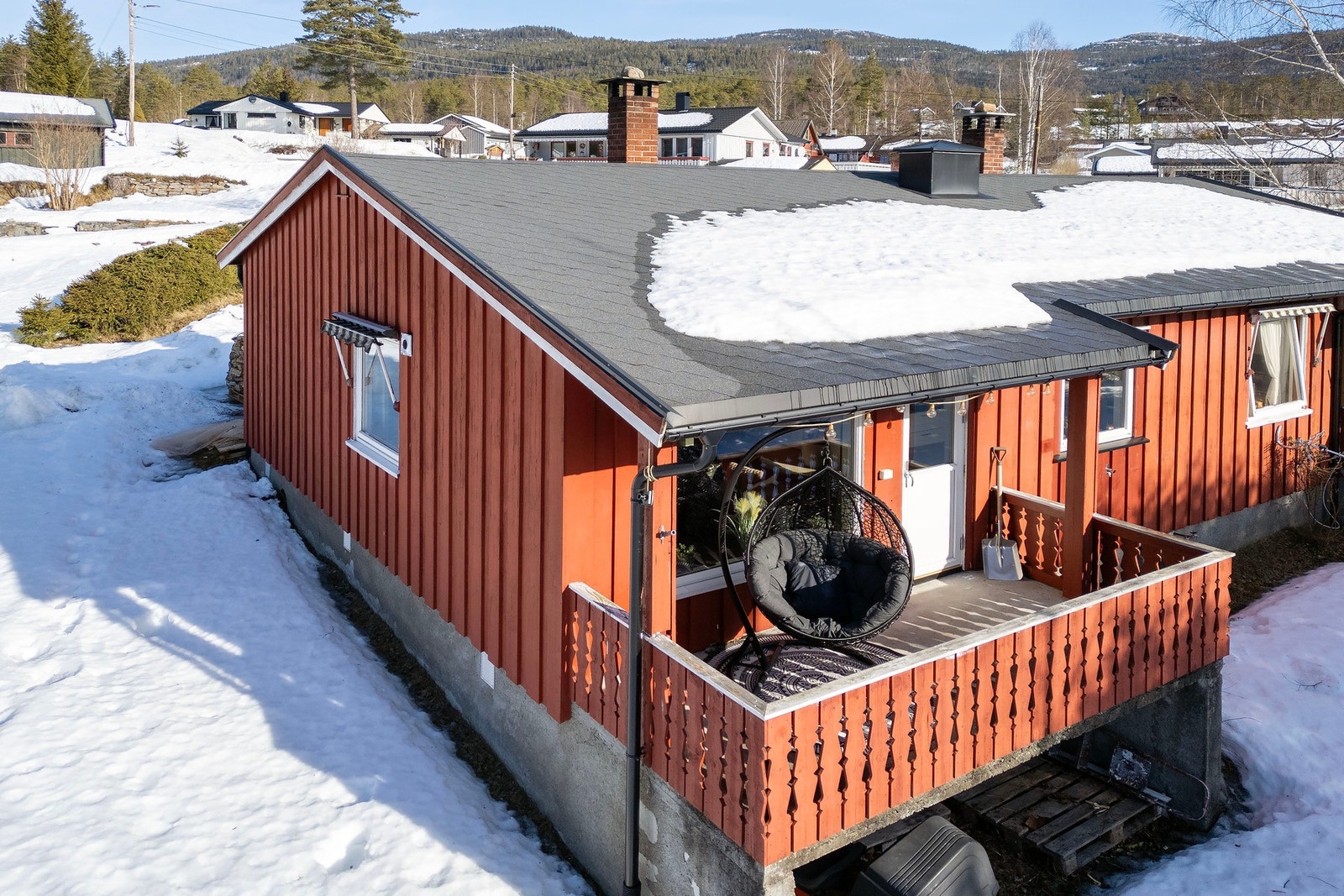Ute på terrassen er det plass til en sittegruppe. Galleribilde