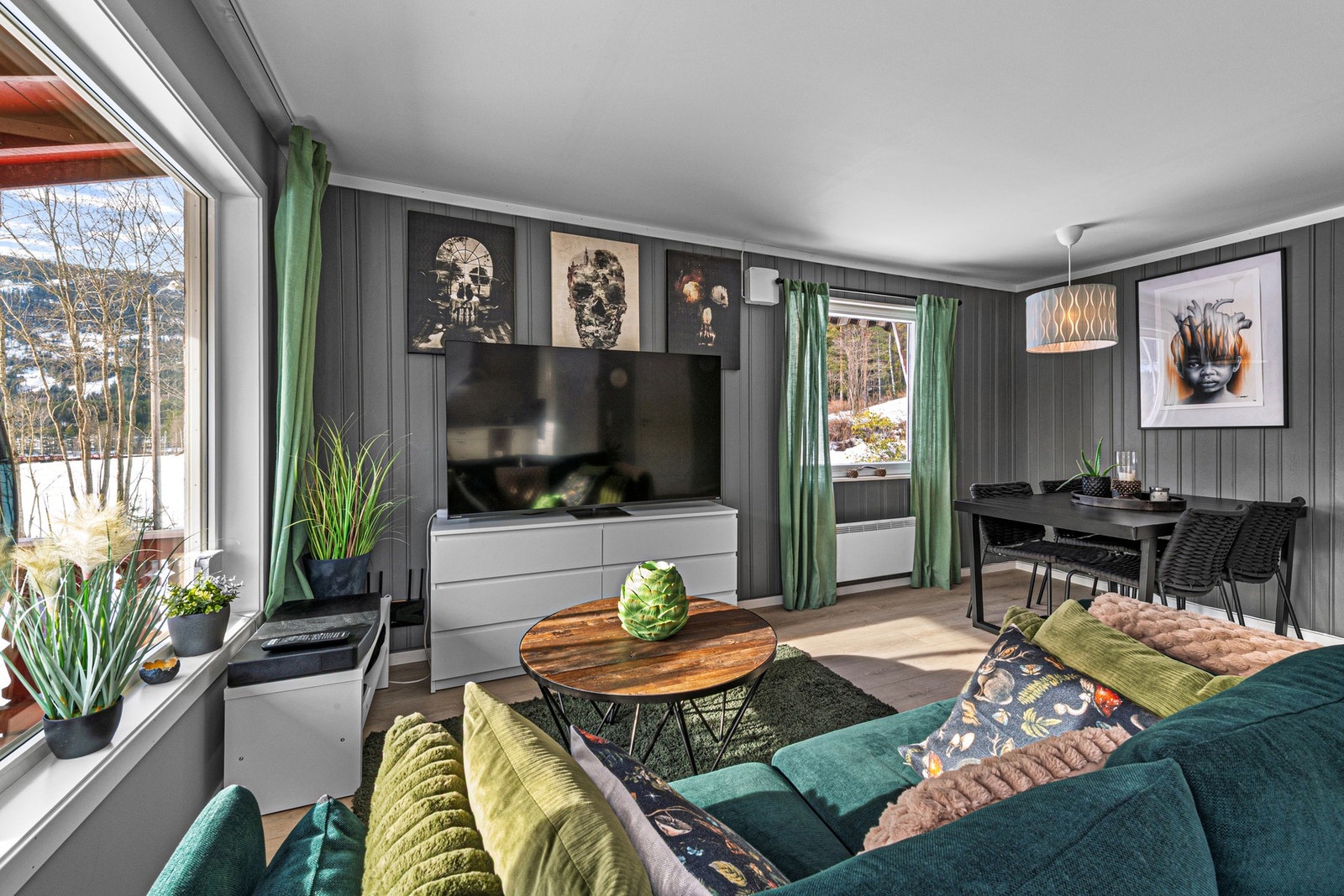 I stuen er det god plass til sofa med bord. Galleribilde