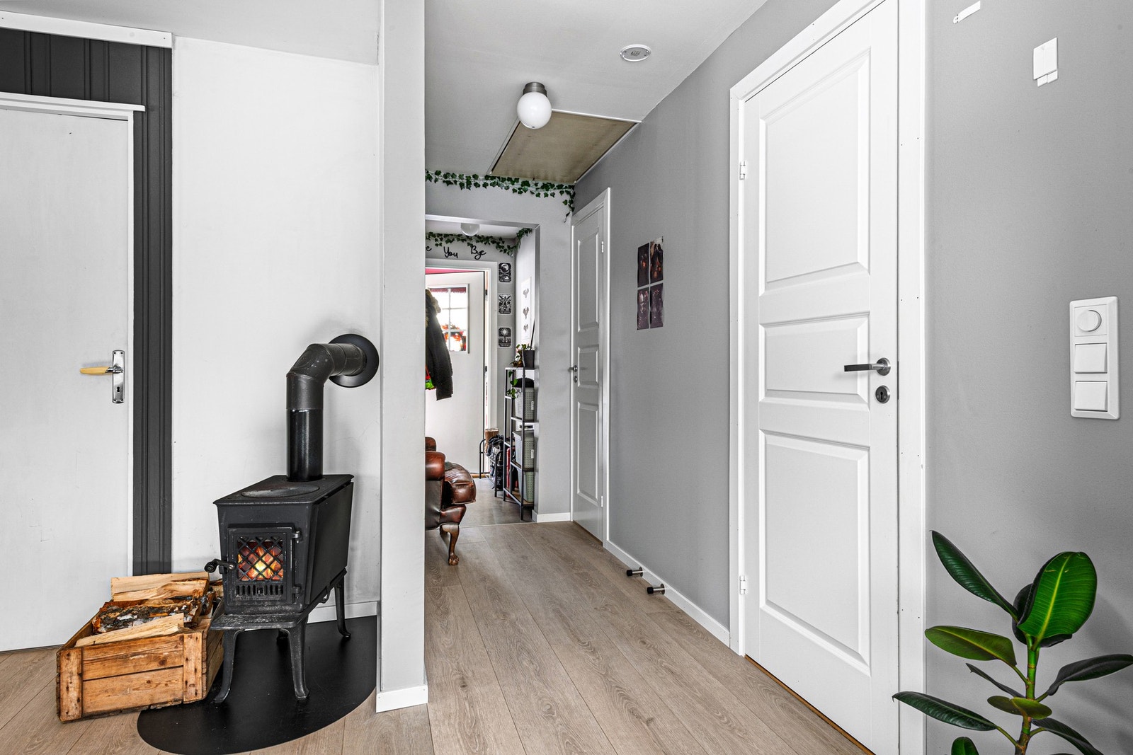 I entreen er det plass til å henge fra seg yttertøy . Galleribilde