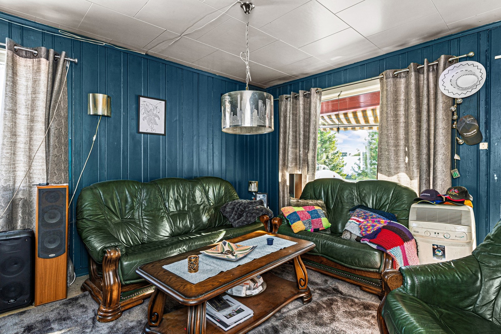 God plass til en større sofa med stoler og bord. Galleribilde