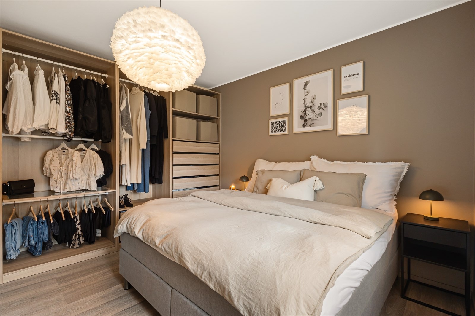 Garderobeskap på hovedsoverom medfølger handelen Galleribilde