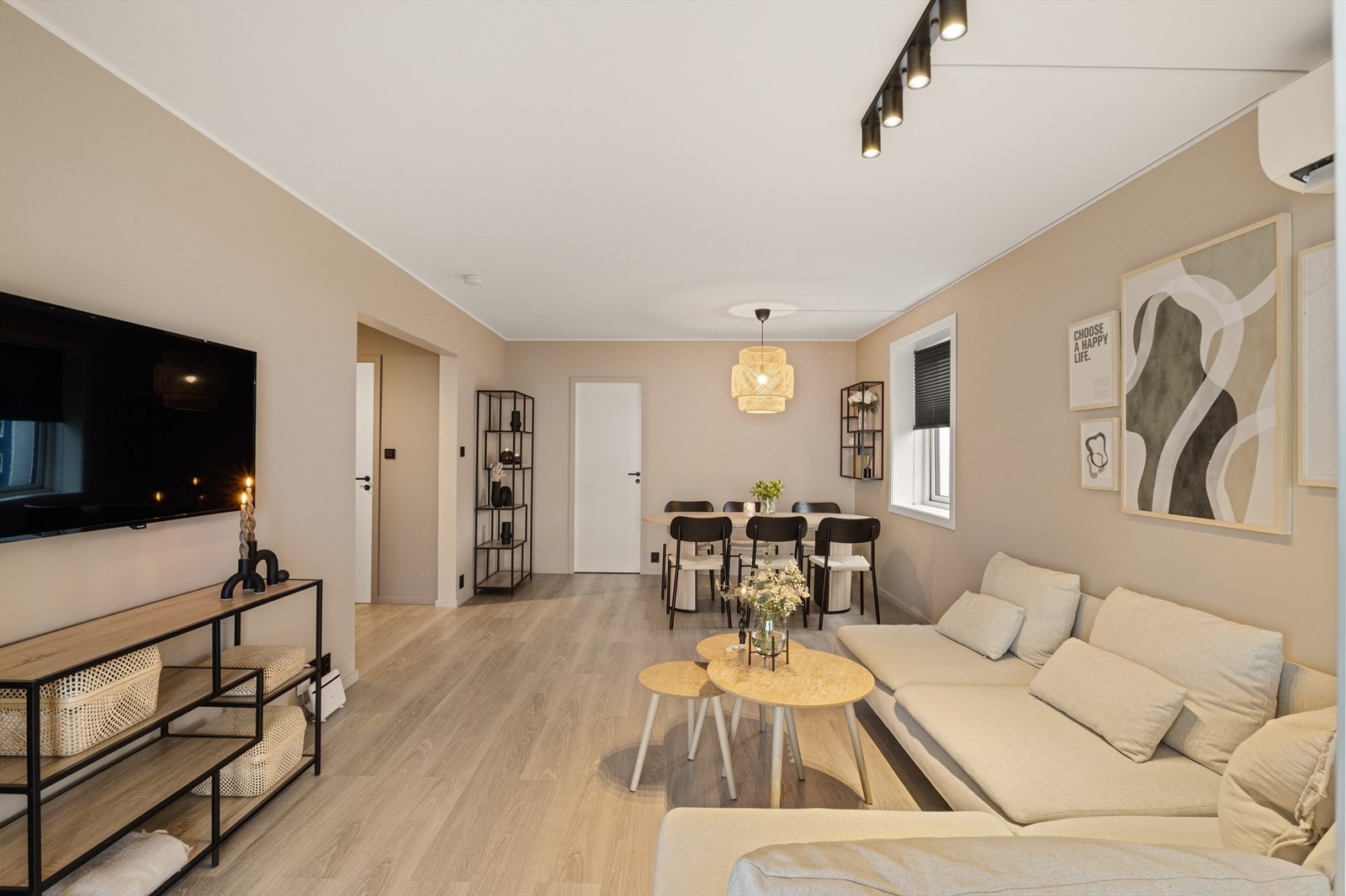 Stuen er romslig og har god plass til spisebord og sofagruppe Galleribilde