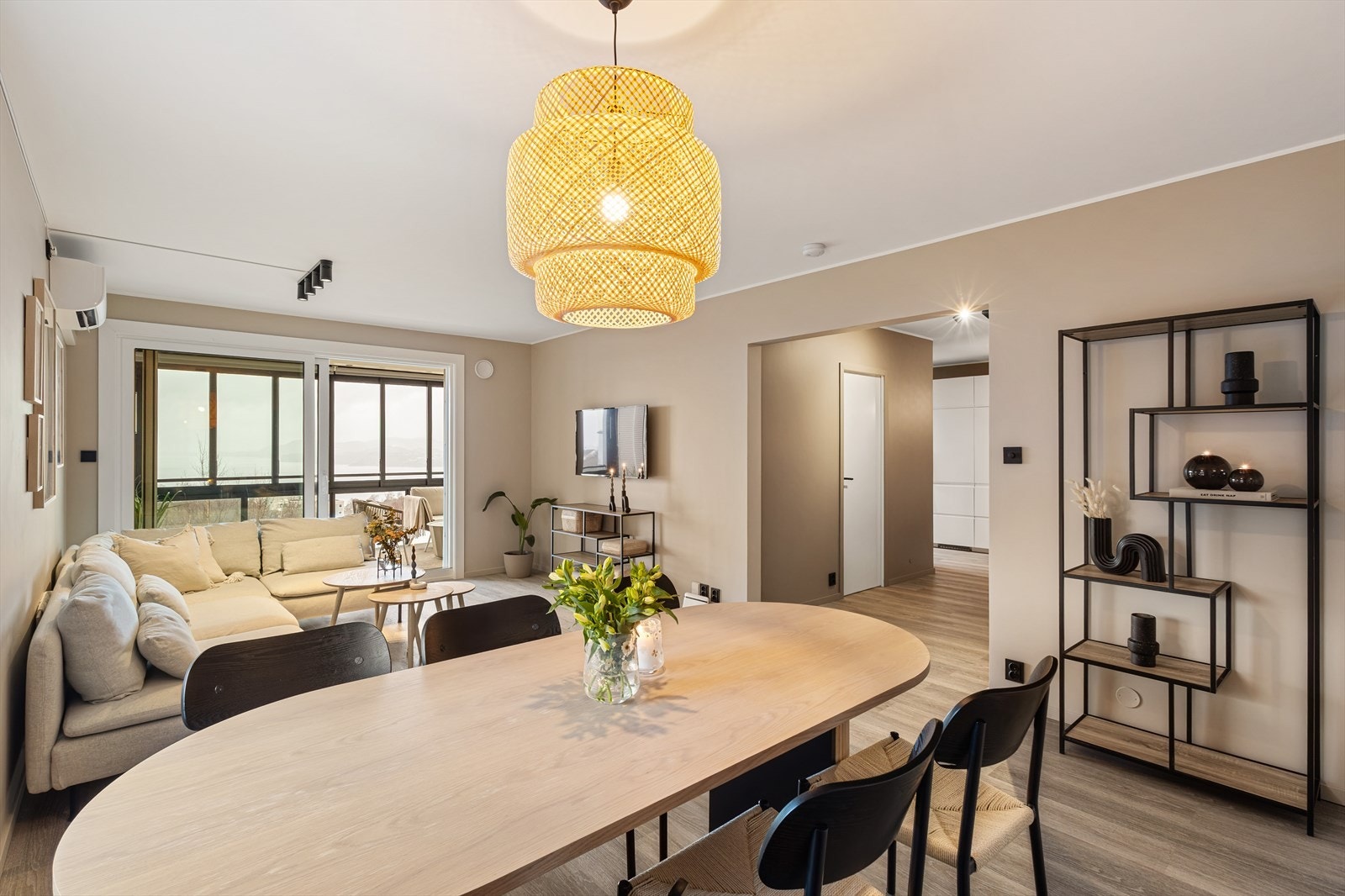 Innbydende stue som har godt med naturlig lysinnslipp Galleribilde