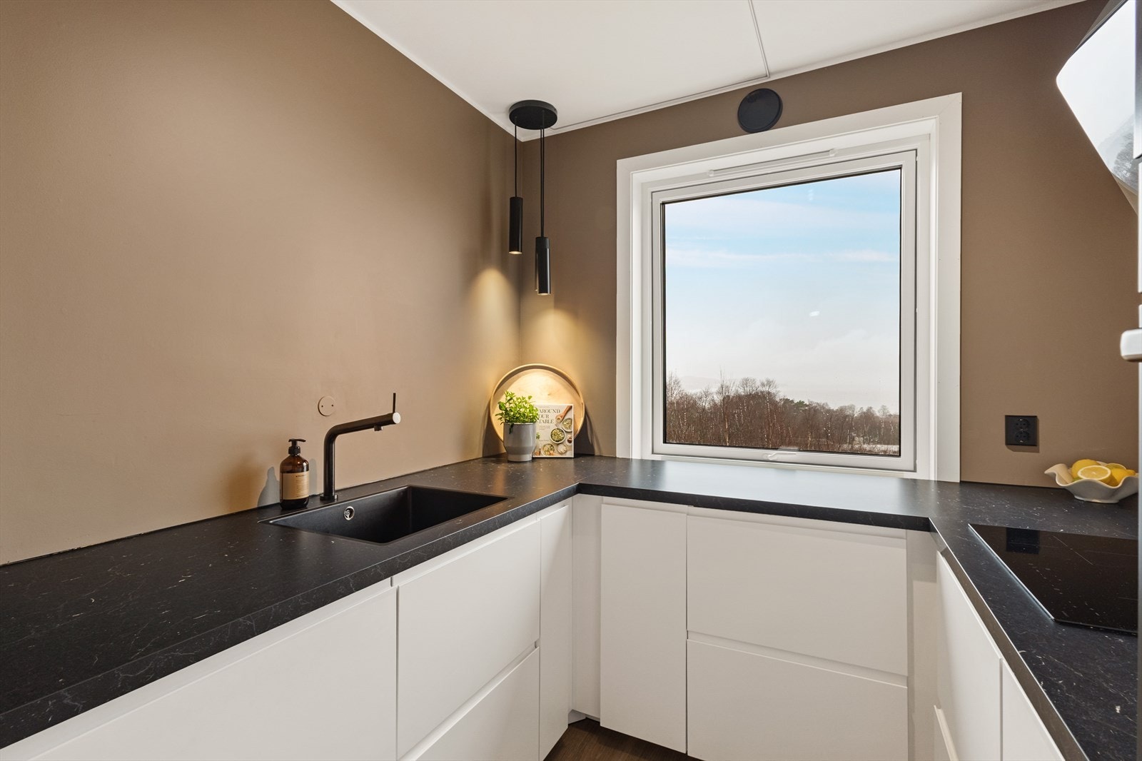 Pent IKEA kjøkken innredet med slette, hvite fronter og laminert benkeplate Galleribilde