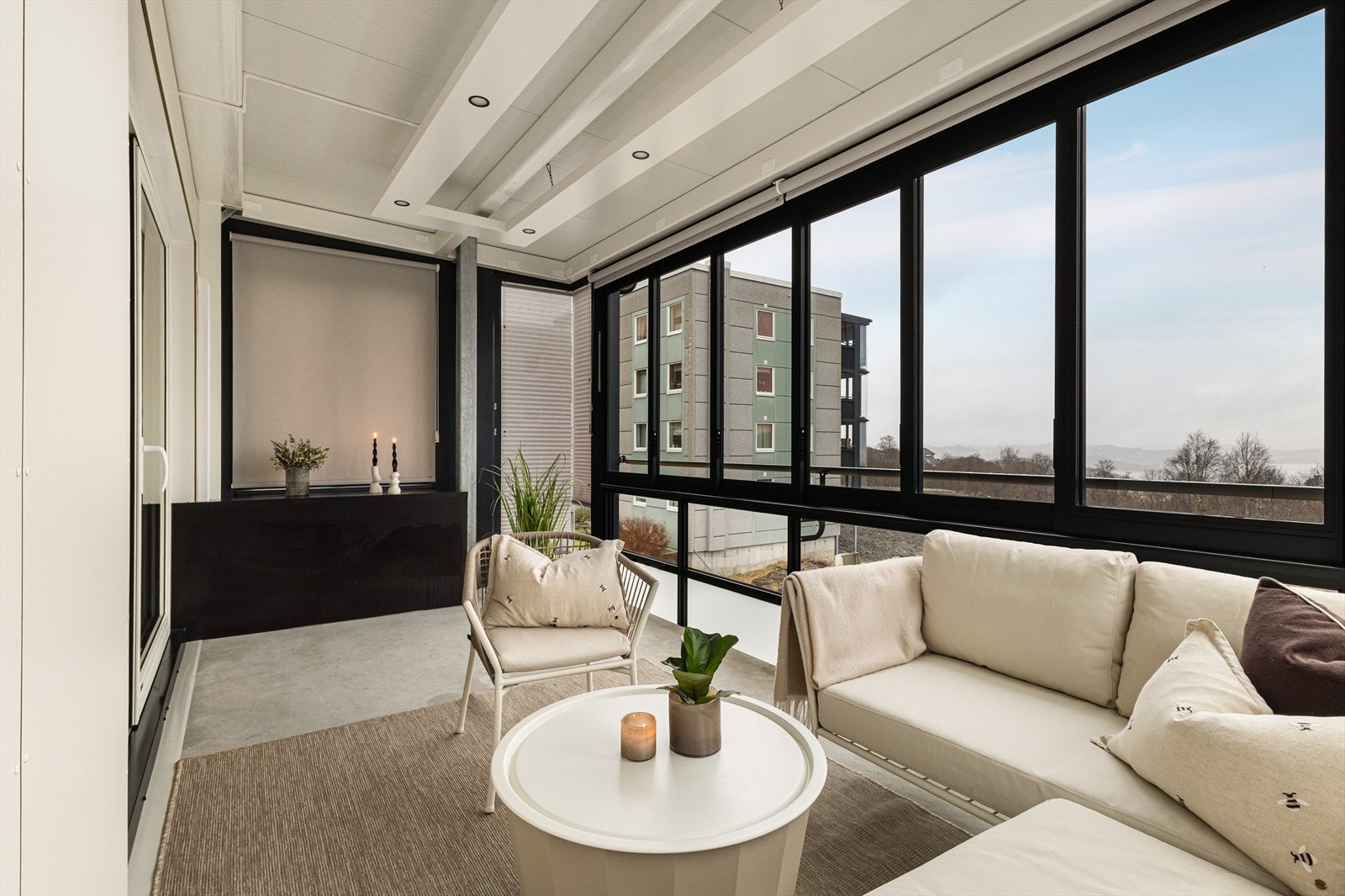 Balkongen kan nytes året rundt, og fungerer som en forlengelse av stuen Galleribilde