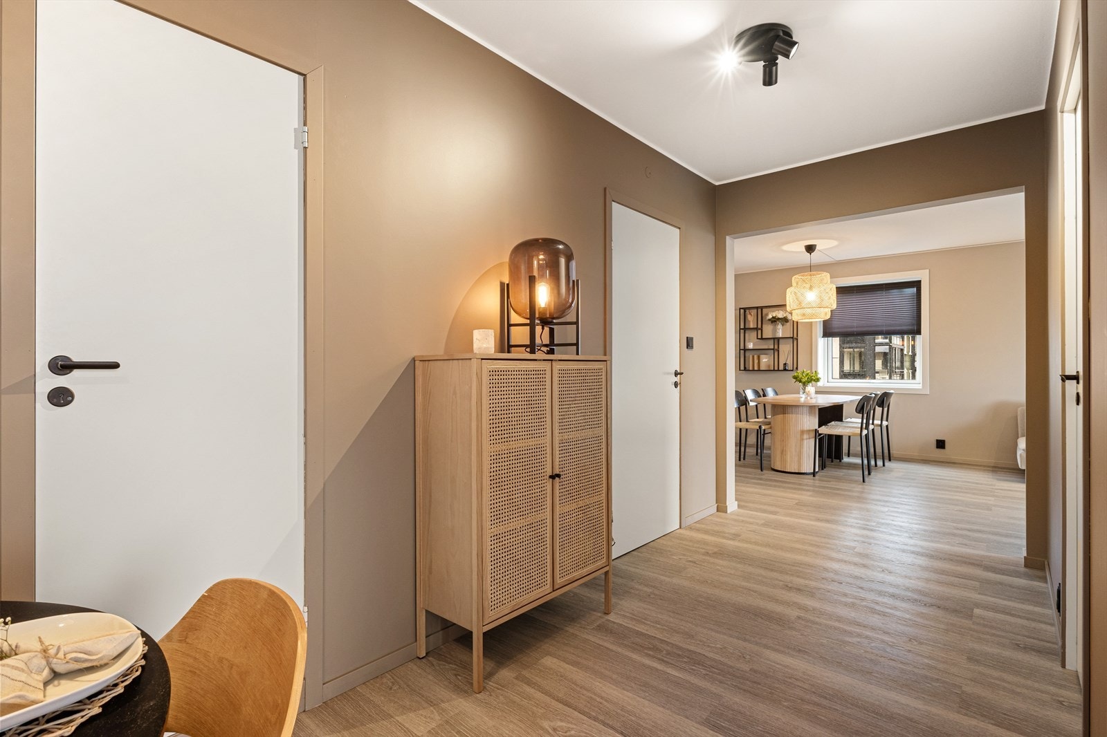 Leiligheten har en praktisk utforming med soverom i hver sin ende Galleribilde