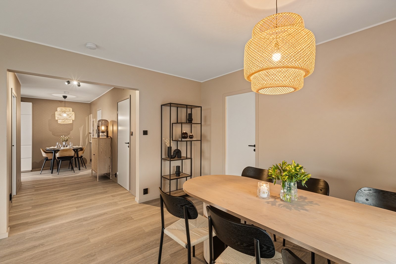 Pene overflater med Klikkvinyl på gulv, malt platekledning/betong på vegger og malt betong i himling Galleribilde