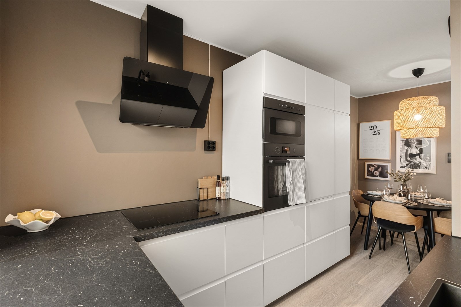 Det er integrert stekeovn, platetopp med induksjon, oppvaskmaskin, mikrobølgeovn og kjøl- og fryseskap Galleribilde