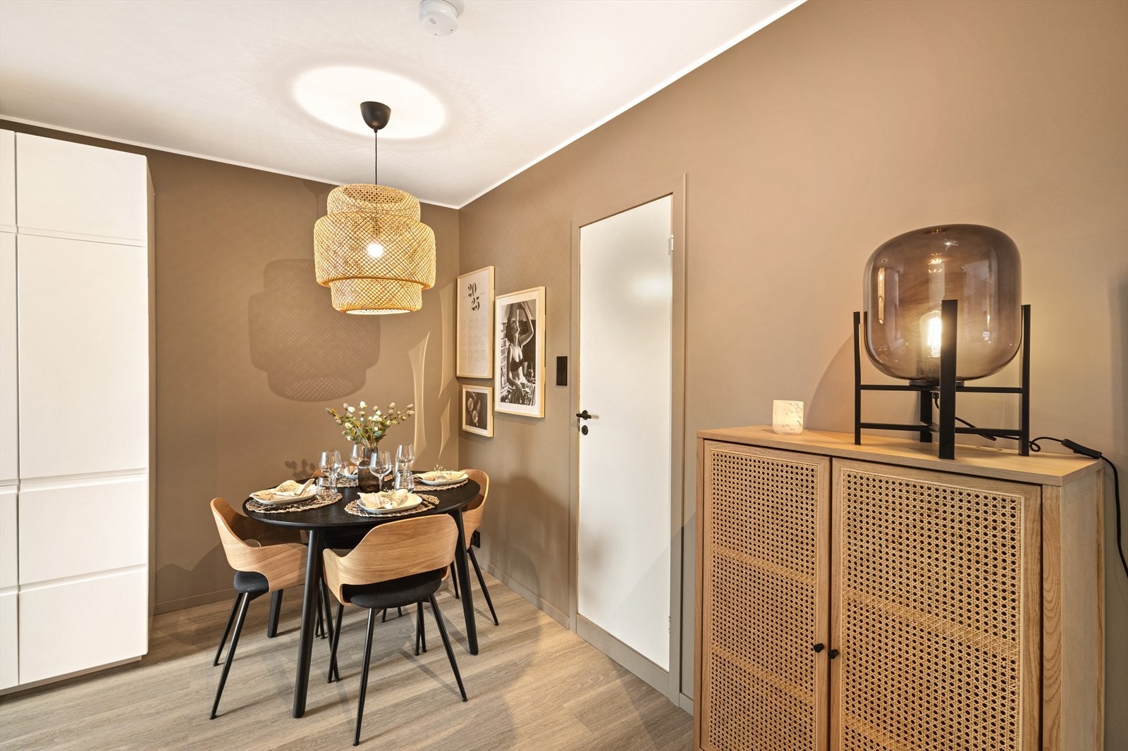 Det er plass til et lite spisebord like ved kjøkkenet Galleribilde