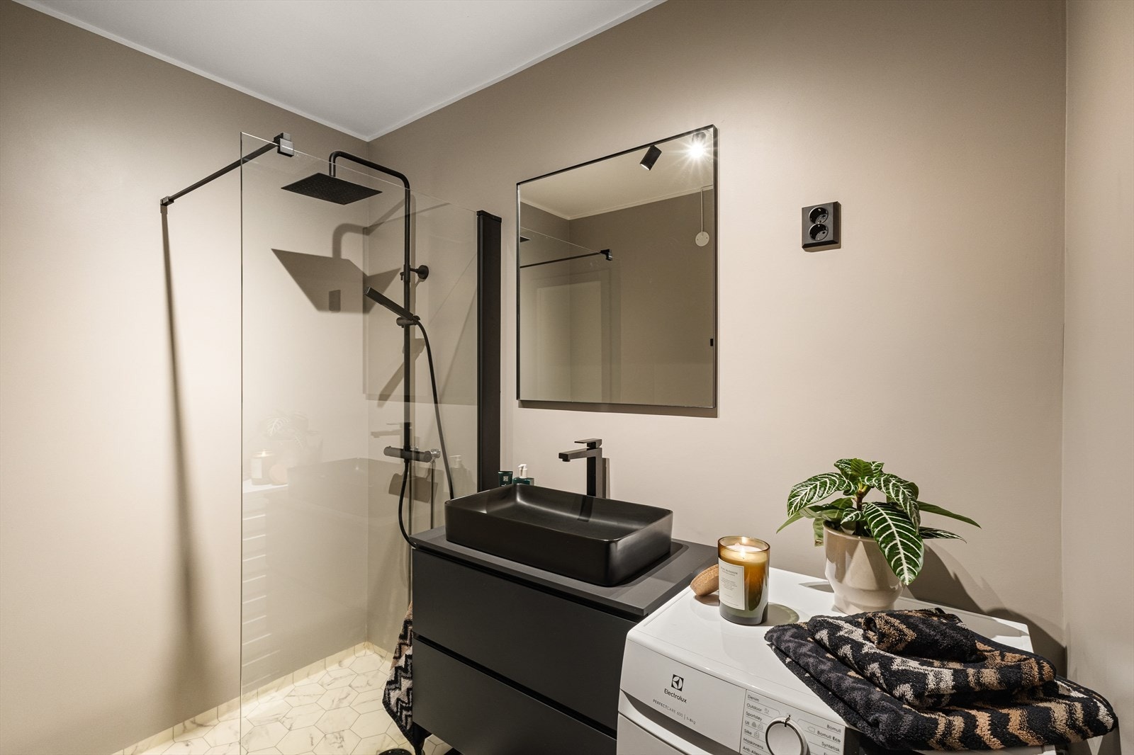 Pent innredet med servant, dusjvegg og dusjgarnityr. Galleribilde