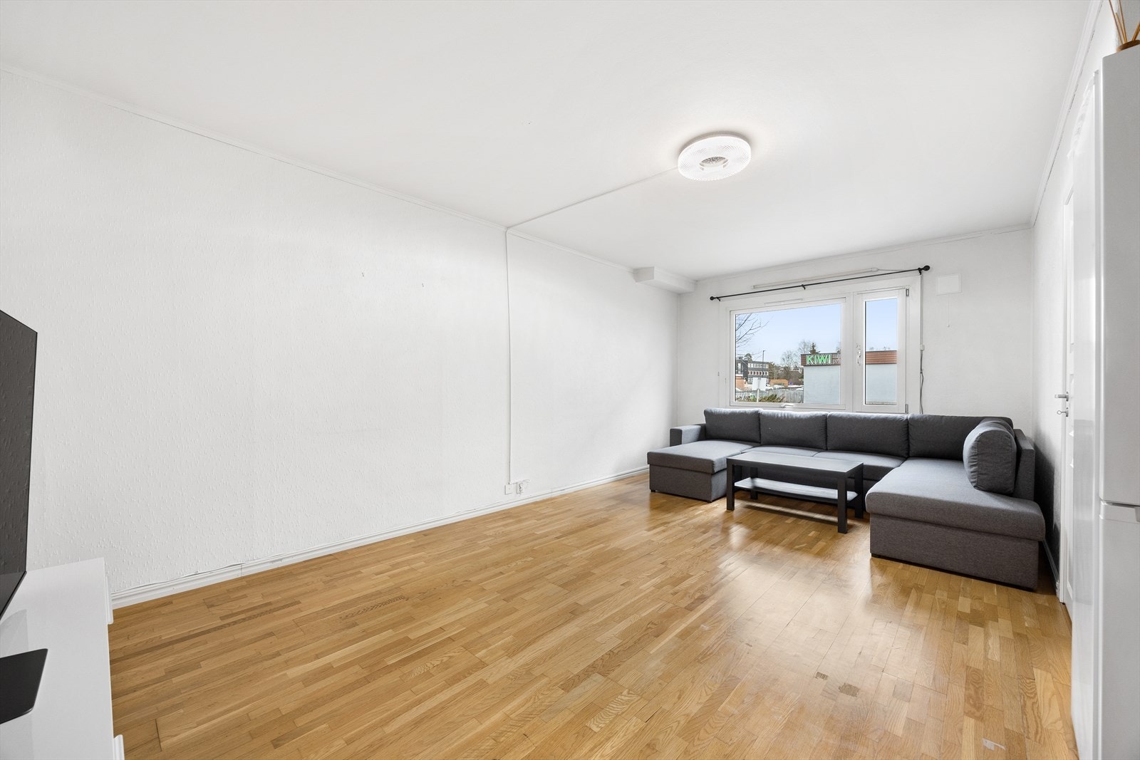 En lys og arealeffektiv 2-roms andelsleilighet med åpen kjøkken-/stueløsning, flislagt bad og et soverom med garderobeskap. Galleribilde