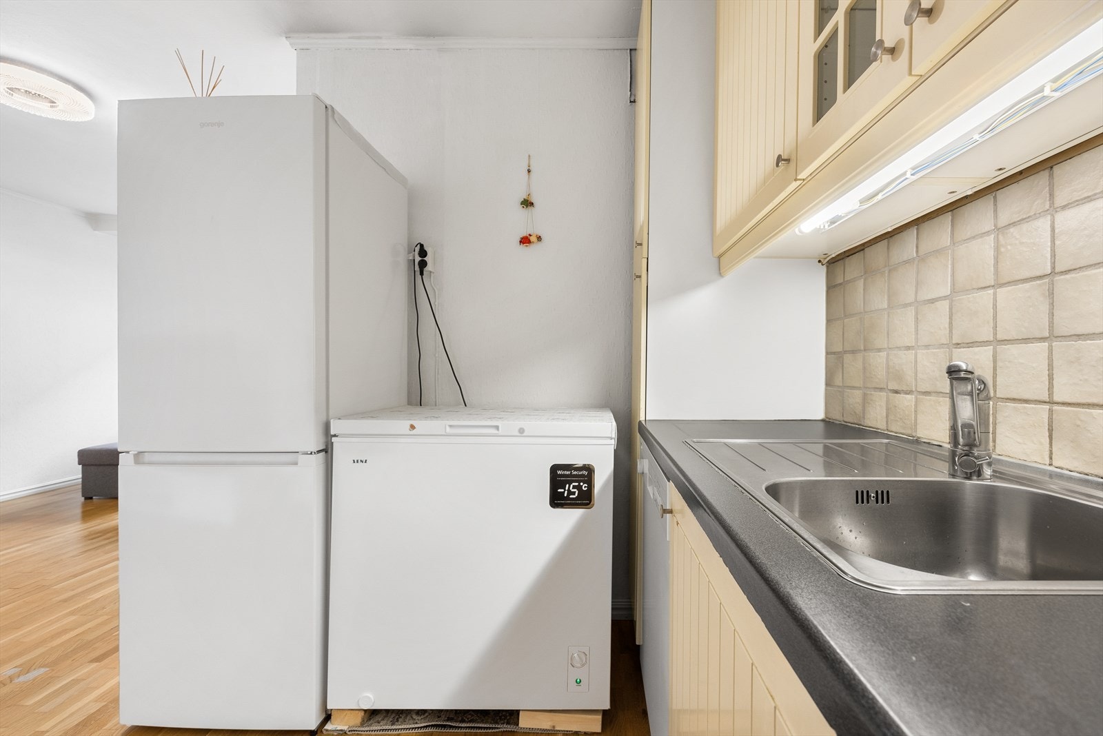 Kjøkken med plass for stor fryser og kjøleskap. Galleribilde