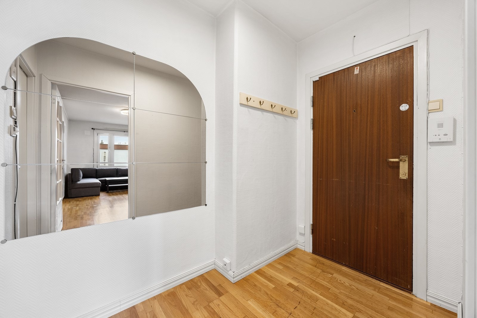 Velkommen inn! Det er plass for å henge fra seg yttertøy og sette sko. Galleribilde