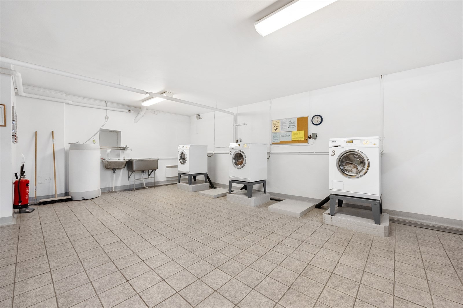 Fellesvaskeri med flere vaskemaskiner tilgjengelig. Galleribilde
