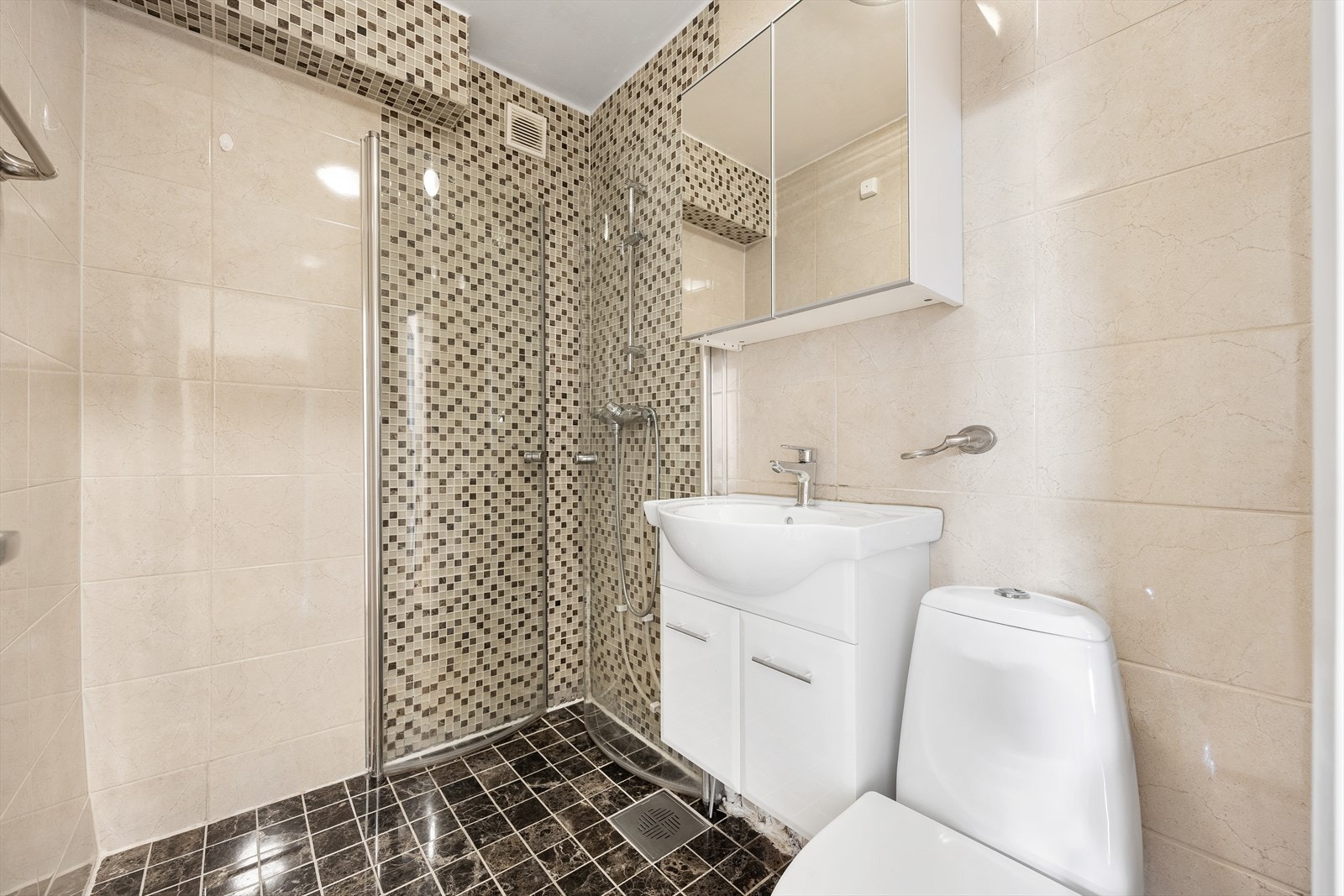 Bad med flislagte gulv og vegger. Galleribilde