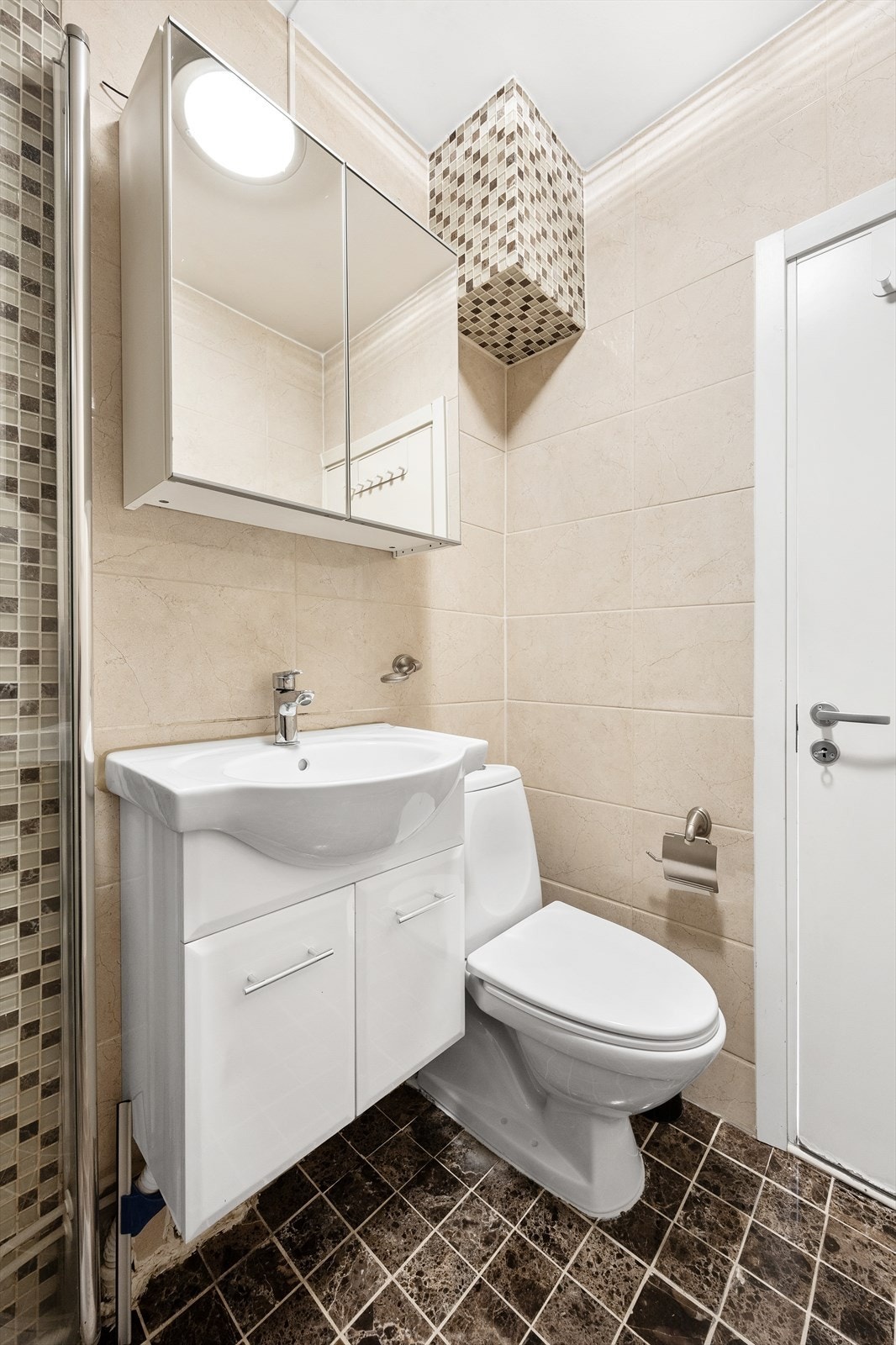 Innredningen består av gulvmontert wc, servant med underskap og speilskap Galleribilde