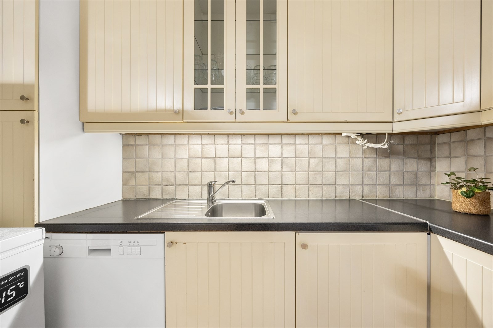 Det er en nedfelt stålvask med ettgreps blandebatteri. Galleribilde