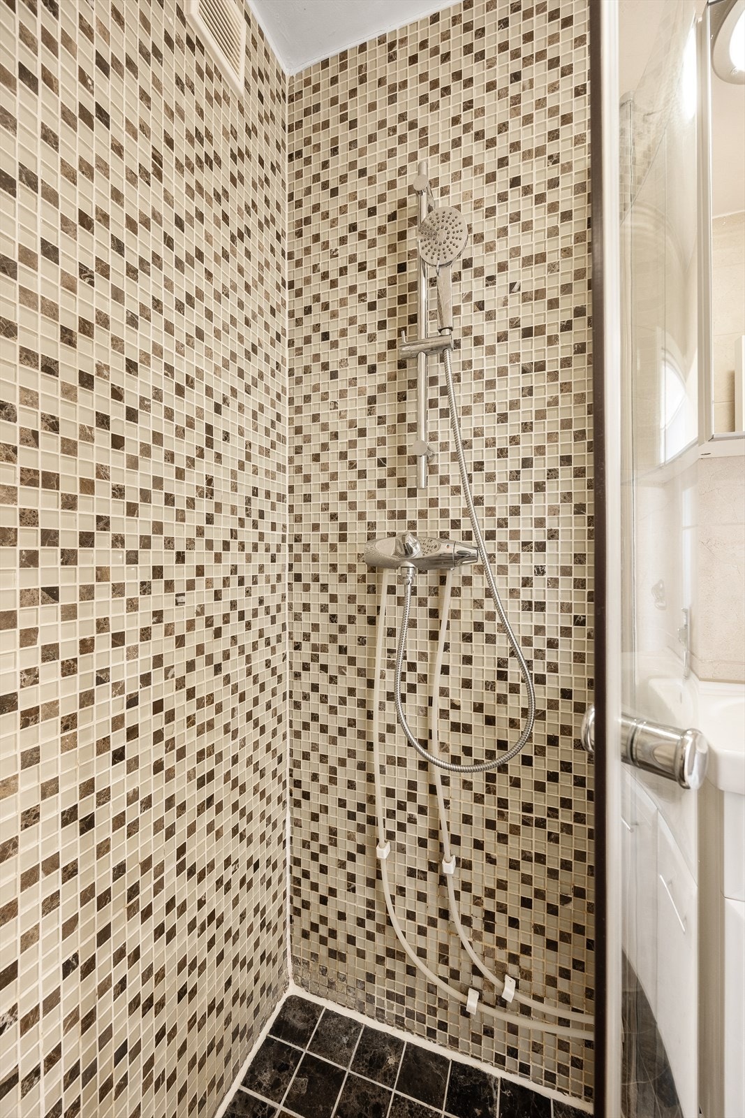 Dusjhhjørne med buede, innfellbare dører. Galleribilde