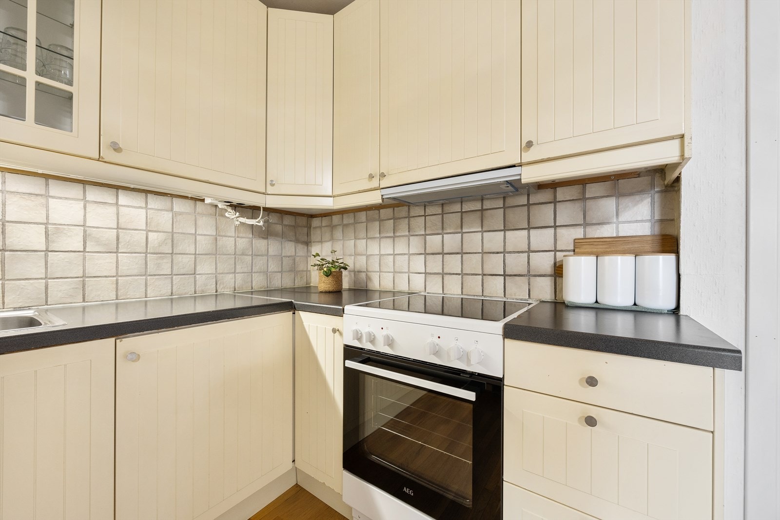 Kjøkkenet er utstyrt med kjøleskap, stekeovn og oppvaskmaskin. Galleribilde