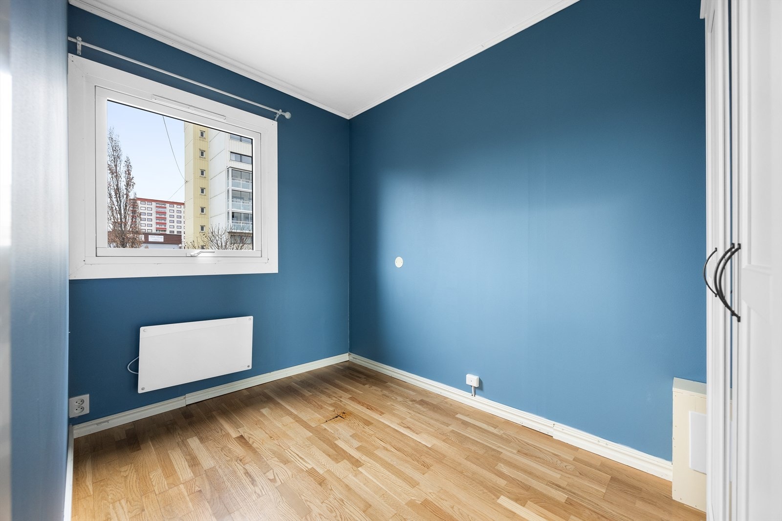 Soverom med plass til seng, nattbord og garderobeskap eller annen oppbevaringsmøbel. Galleribilde