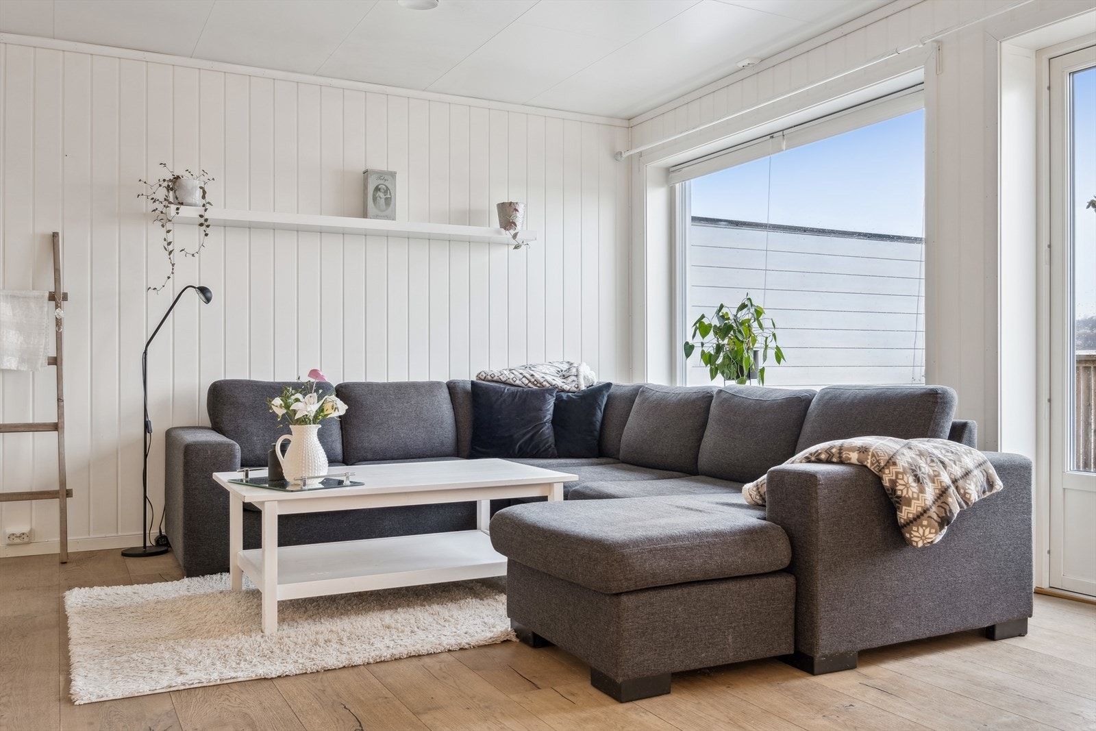 Store vindusflater som gir godt med lysinnslipp. Galleribilde