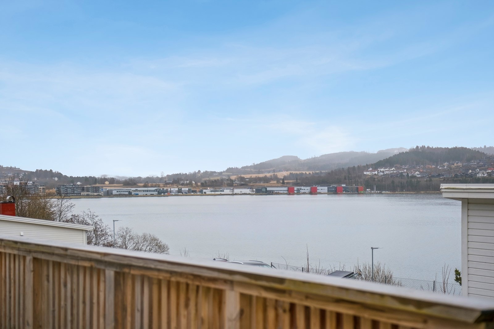 Balkongen har gode solforhold. Det er også veggskille til nærmeste nabo. Galleribilde