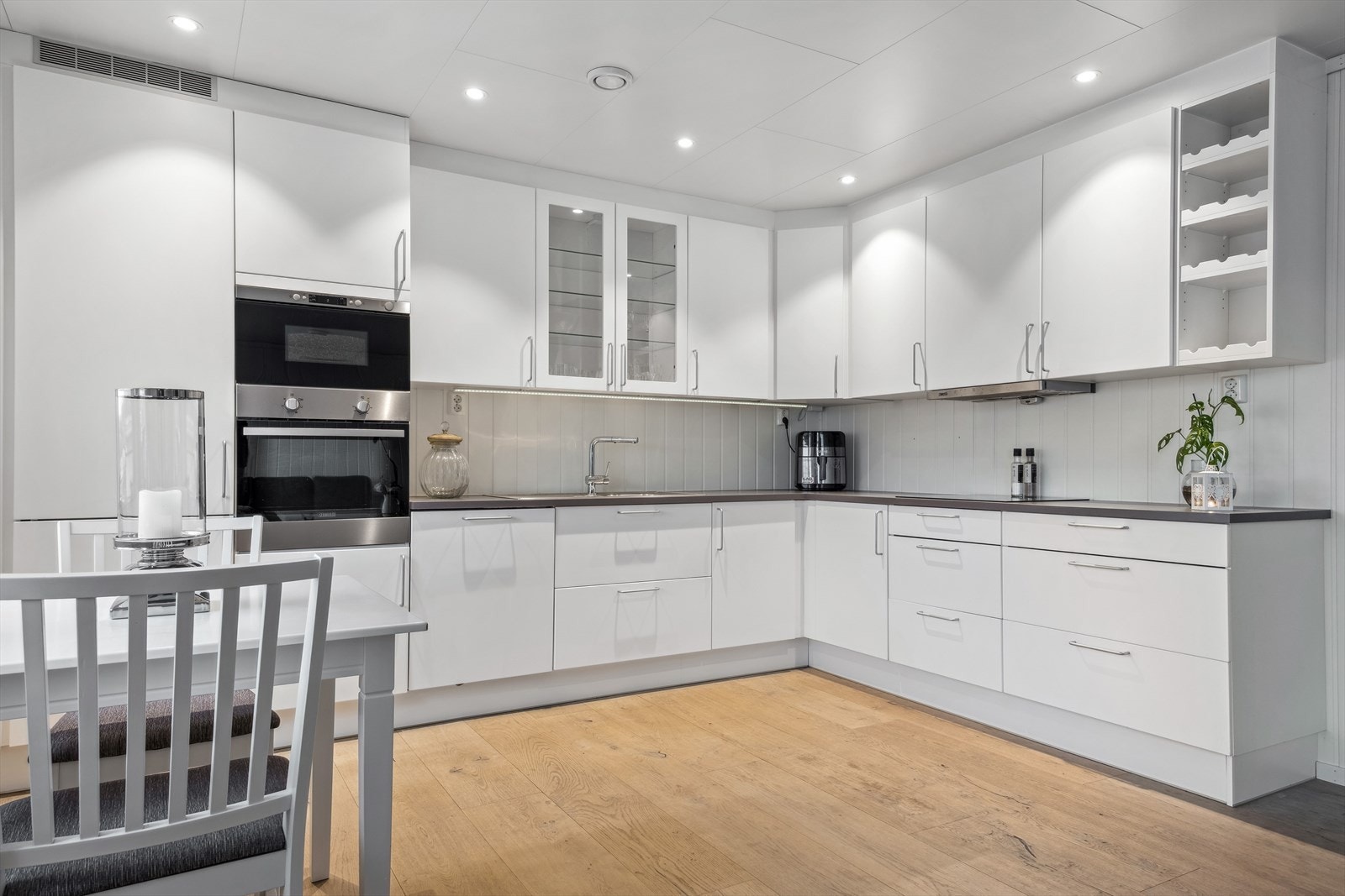 Stort og fint kjøkken med integrerte hvitevarer fra byggeåret! Galleribilde