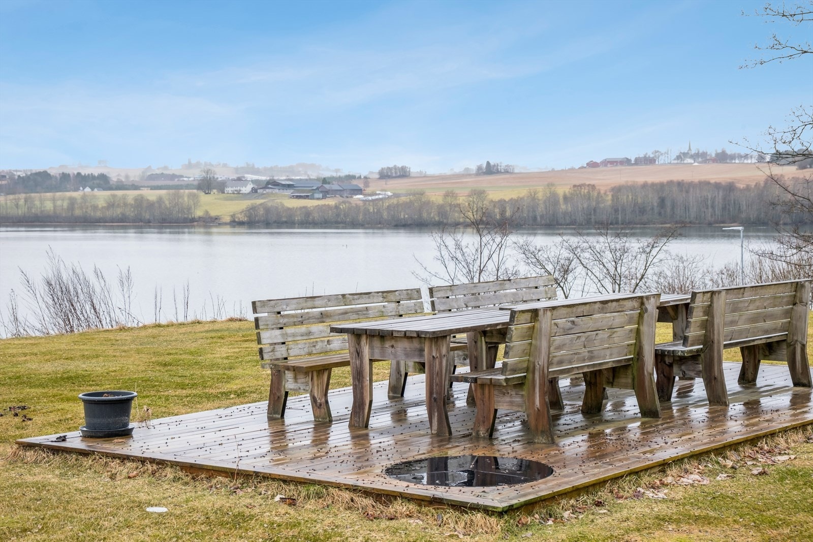 Fellesområde i rolige omgivelser og flott utsikt over pent landskap og sjø. Galleribilde