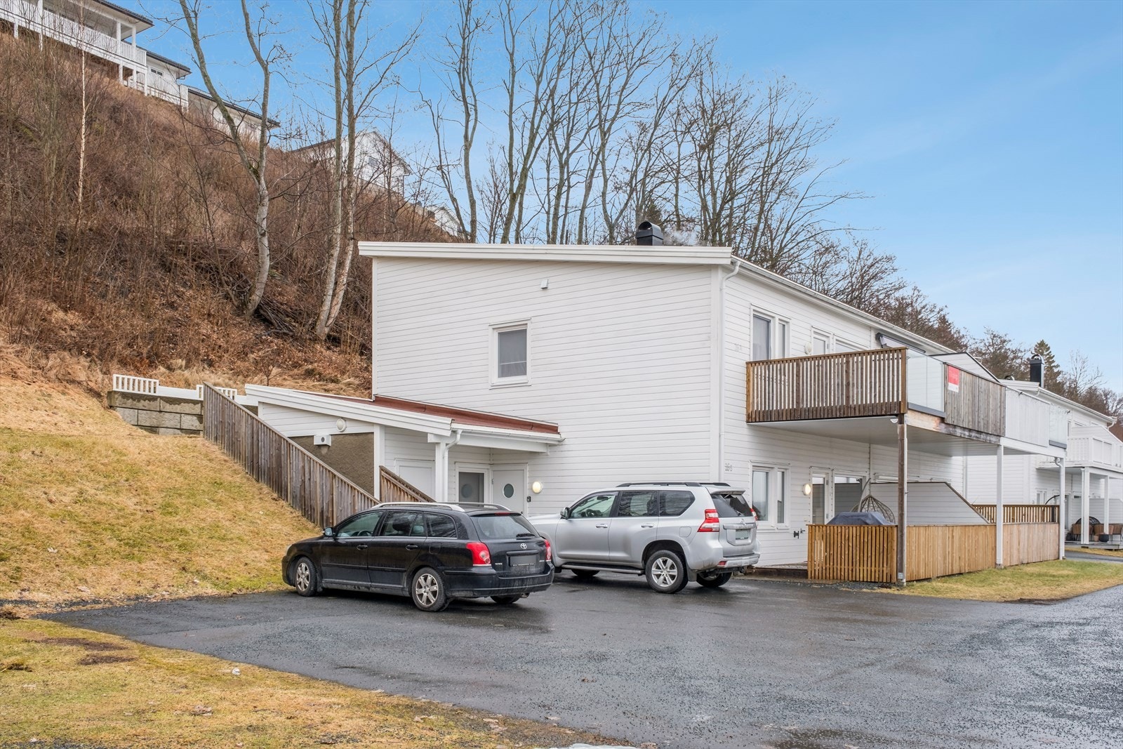 Selger opplyser om at leiligheten disponerer 2 parkeringsplasser like ved leiligheten. Galleribilde