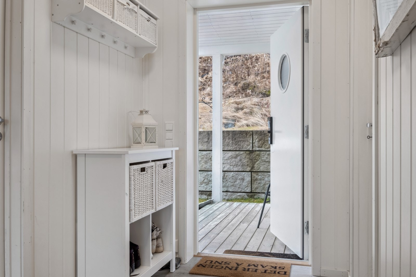 Fra inngangsparti har man 2 soverom på høyre side. På venstre side har man bad, soverom og teknisk rom. Galleribilde