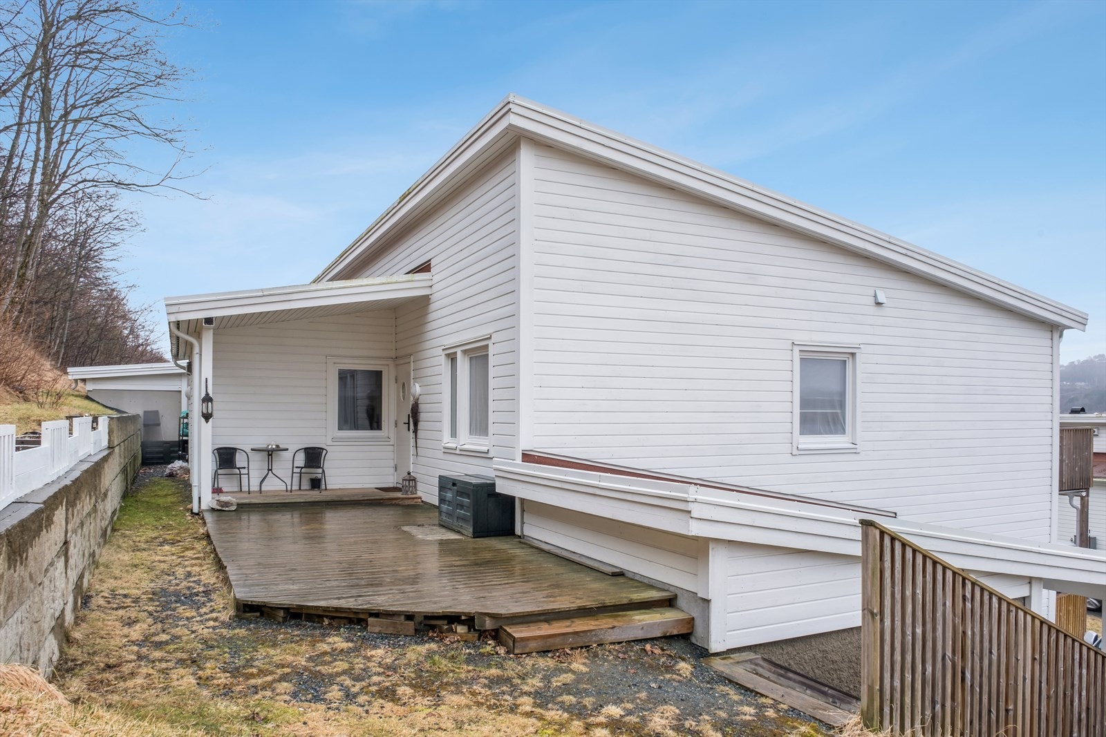 Inngangsparti fra baksiden av bygget med en liten platting. Galleribilde