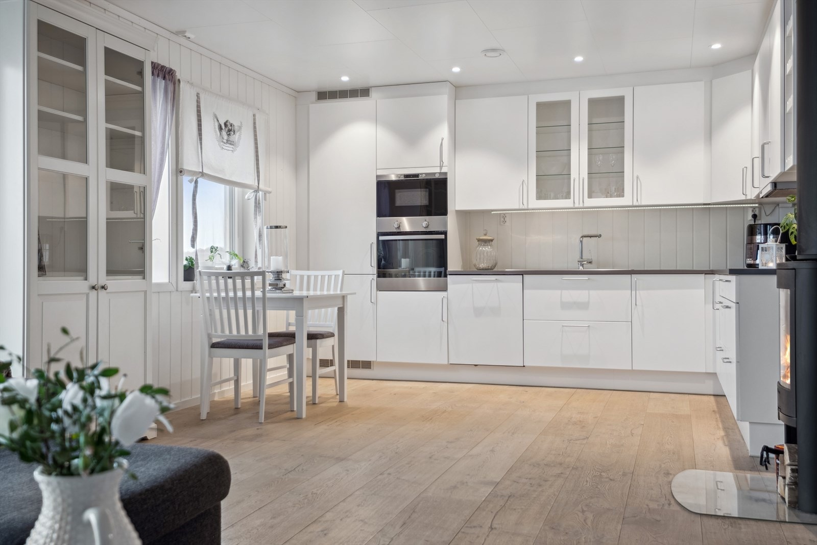 Kjøkkeninnredning med folierte skrog og glatte fronter. Godt med skap- og benkeplass. Galleribilde