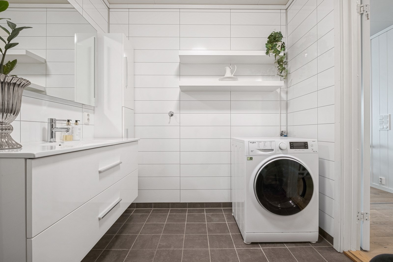 Badet har flislagt gulv med gulvvarme, våtromsplater på vegg og tak med folierte himlingsplater. Galleribilde