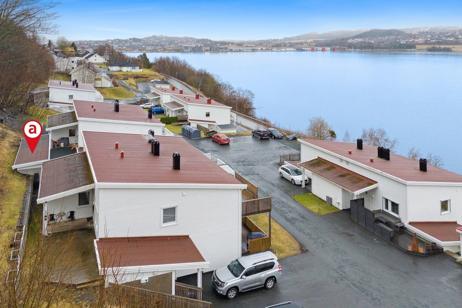 Oversiktsbilde over nærområdet. Leiligheten disponerer en utvendig sportsbod i bakant av bygget. Galleribilde