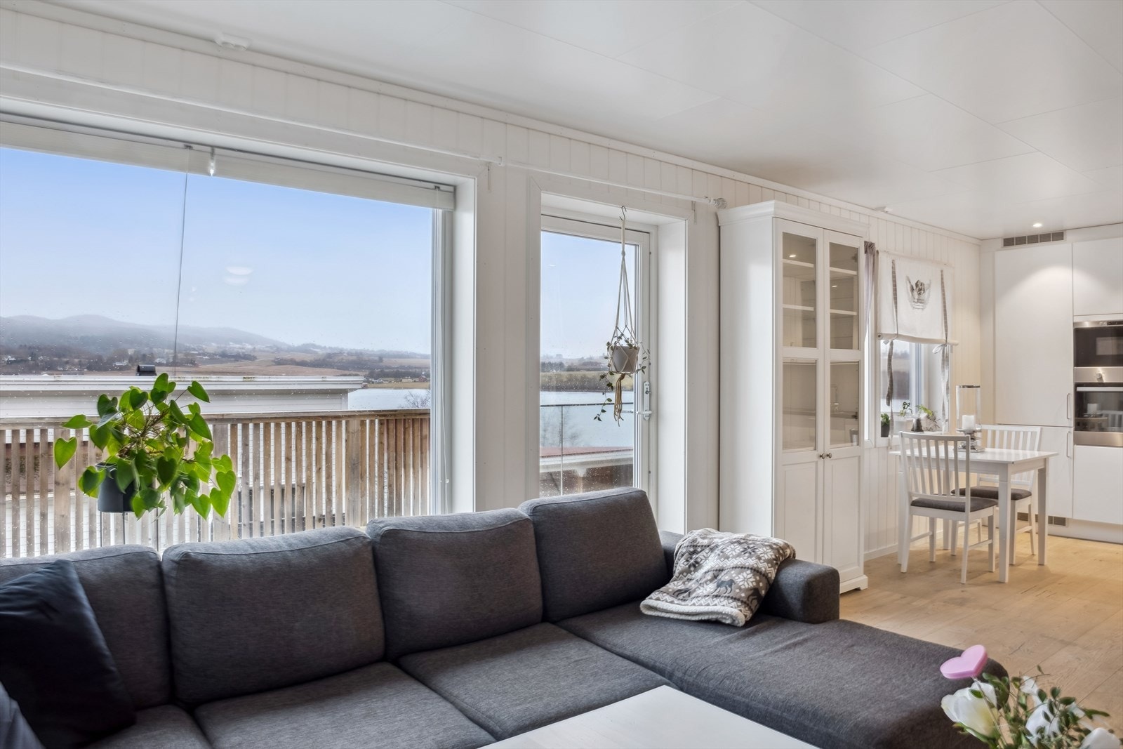 Fra stue/kjøkken har man direkte tilgang til en stor balkong! Galleribilde