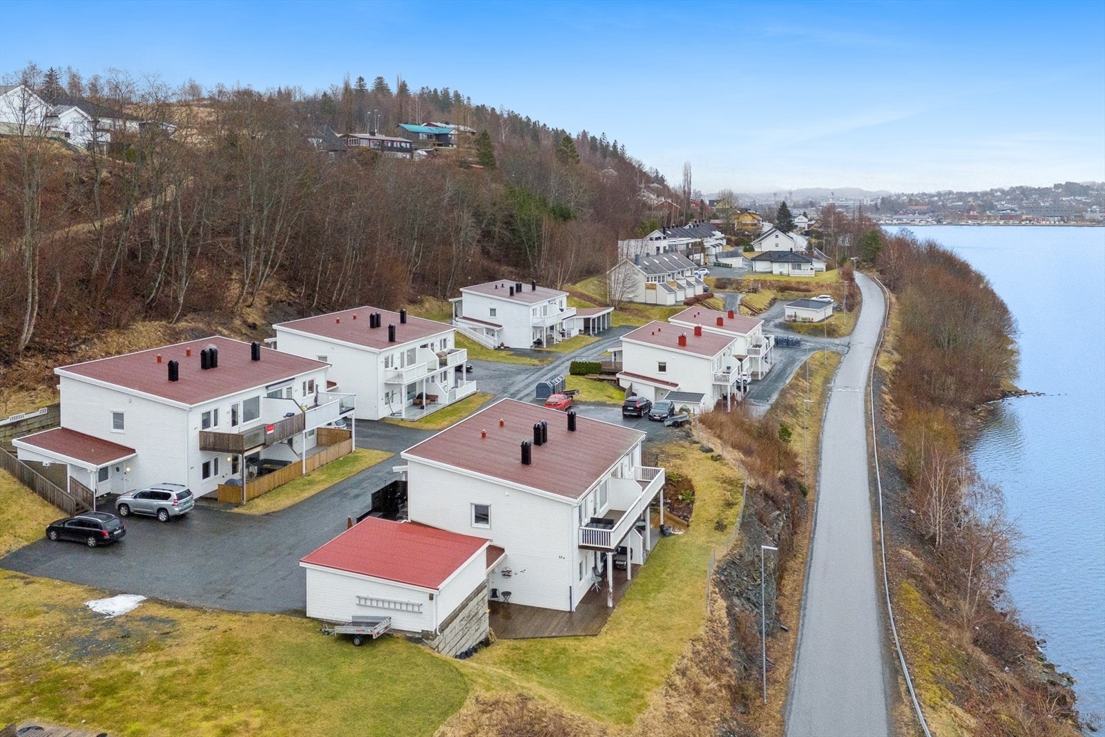 Leiligheten ligger i underkant av 3 km unna Levanger sentrum. I nærheten er det både felles badeplass og fine turområder. Galleribilde