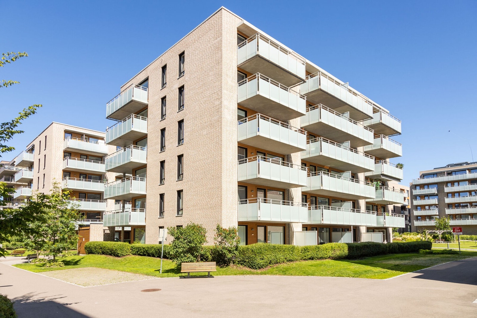 Ullagerveien 15. Eiendommen ligger fint til midt på Løren i Oslo, et hyggelig boområde hvor du finner stort sett alt du trenger i hverdagen i kort gangavstand. Galleribilde