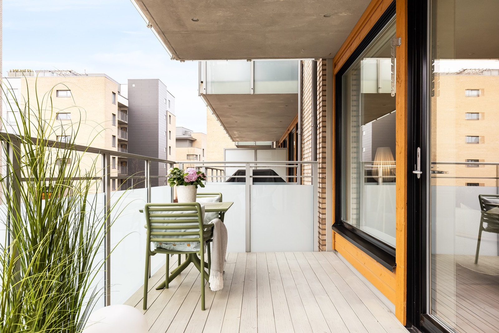 Videre er det utebelysning, terrassevarmer som sørger for lune kvelder. Galleribilde