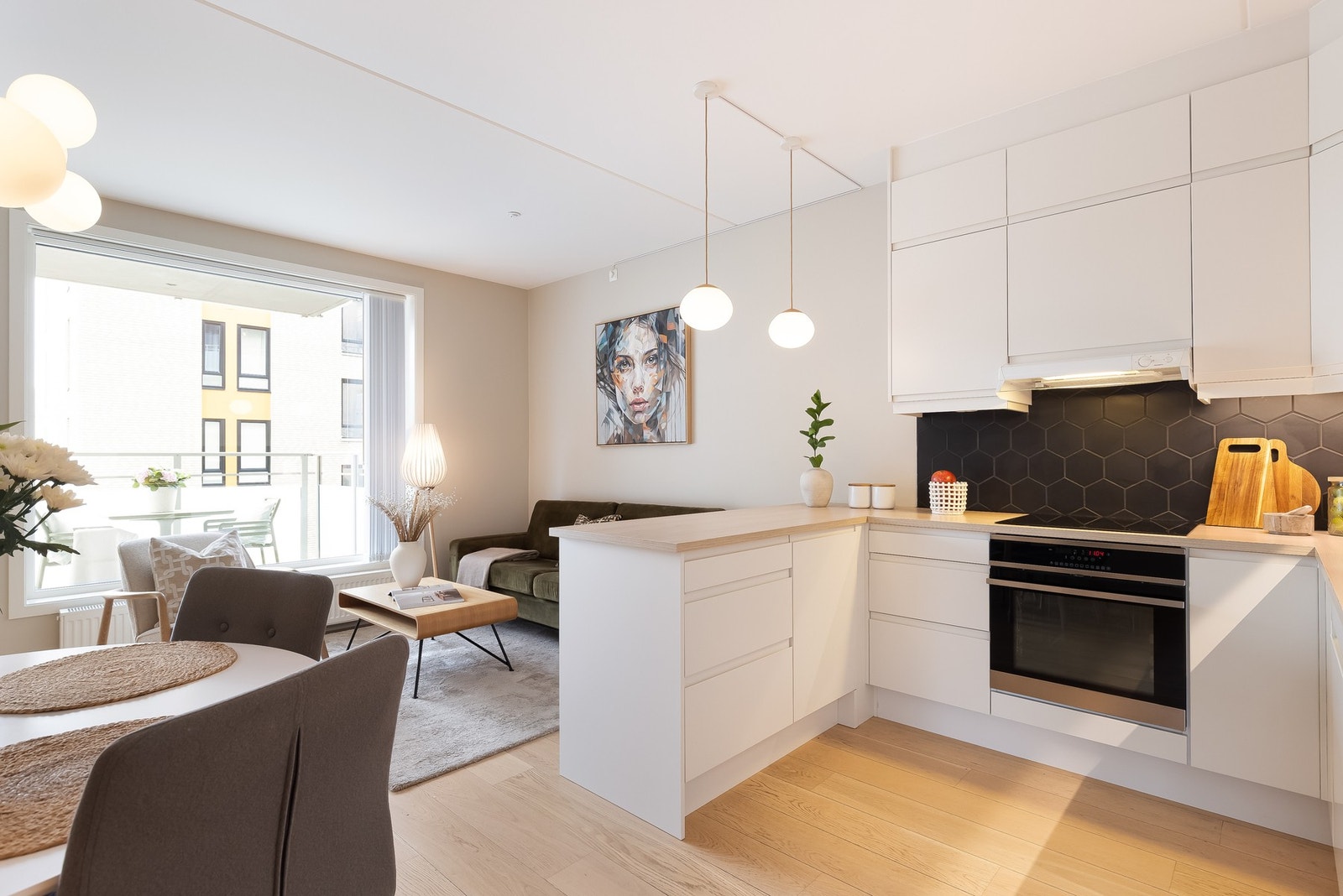 Innredningen har glatte lyse fronter og benkeplaten er av laminat. Galleribilde