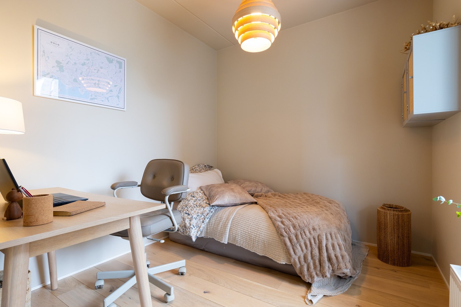 Boligen har i alt to soverom, hvorav begge vender ut mot bilfrie gårdsrom og arealer. Galleribilde