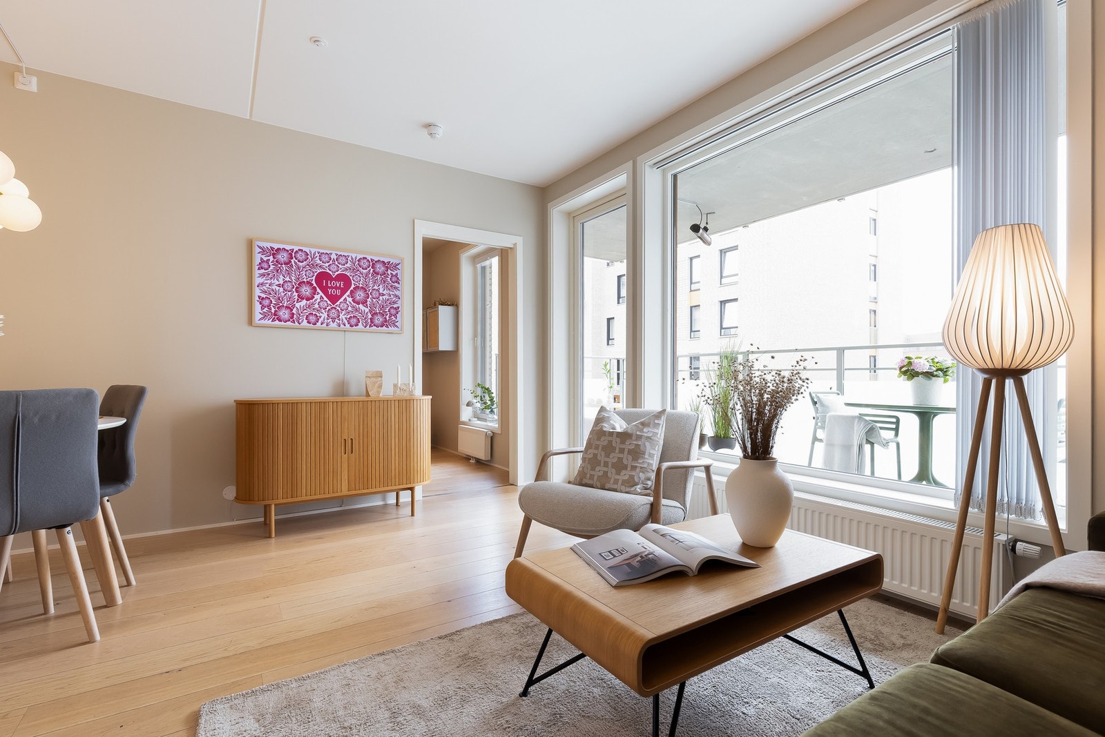 Velkommen til Ullagerveien 15. Dette er en delikat og pen 3-roms hjørneleilighet fra 2017. Galleribilde