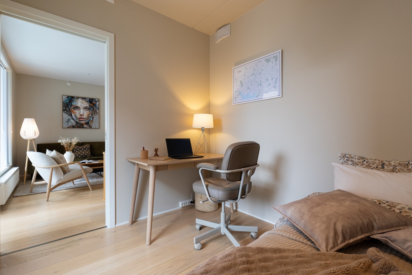 Dette soverommet er lett å innrede med sin kvadratiske utforming. Galleribilde