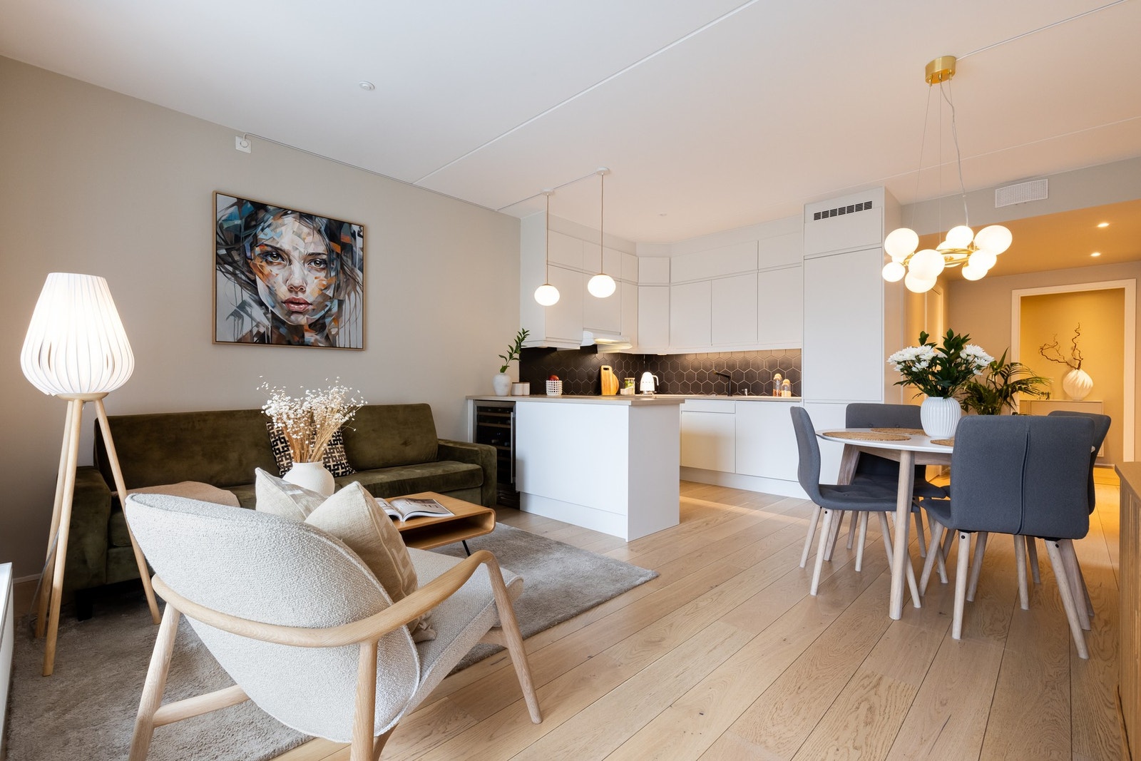 Stue og kjøkken ligger i åpen løsning med en god soneinndeling. Galleribilde