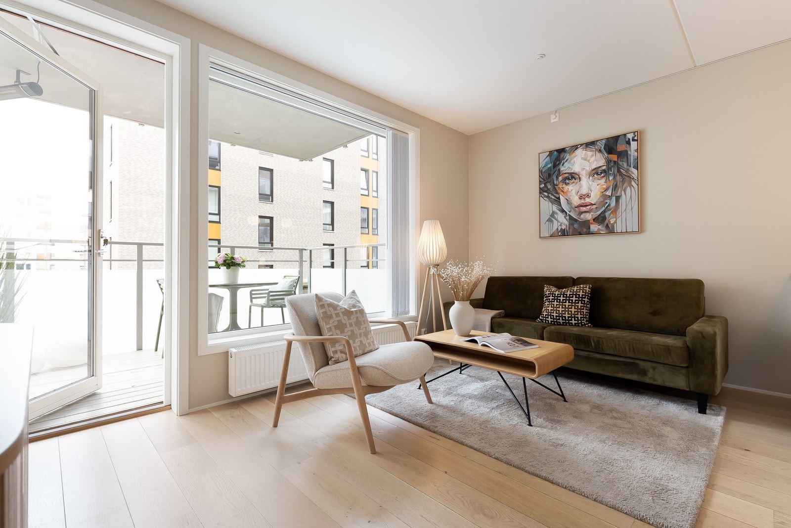 Rommet har lys 1-stavs parkett på gulv som ble lagt i 2021, og malte vegger. Galleribilde