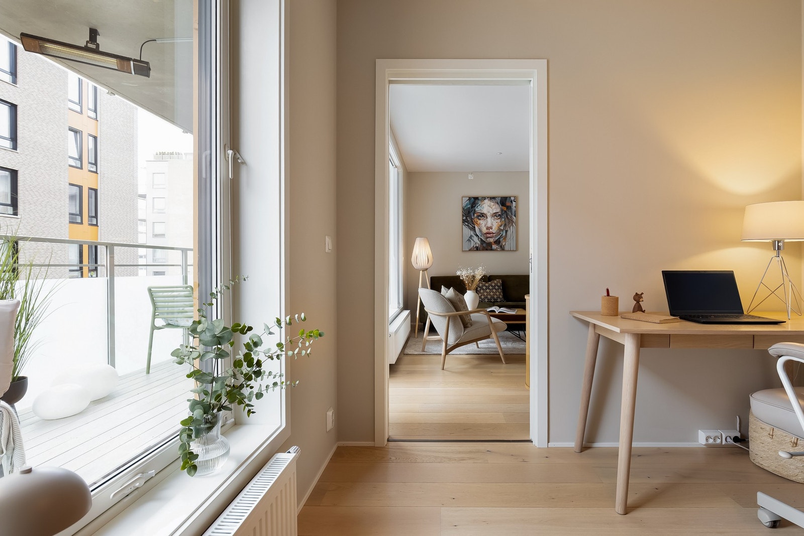 Rommet har god plass til både seng og garderobeløsning eller et skrivebord. Galleribilde