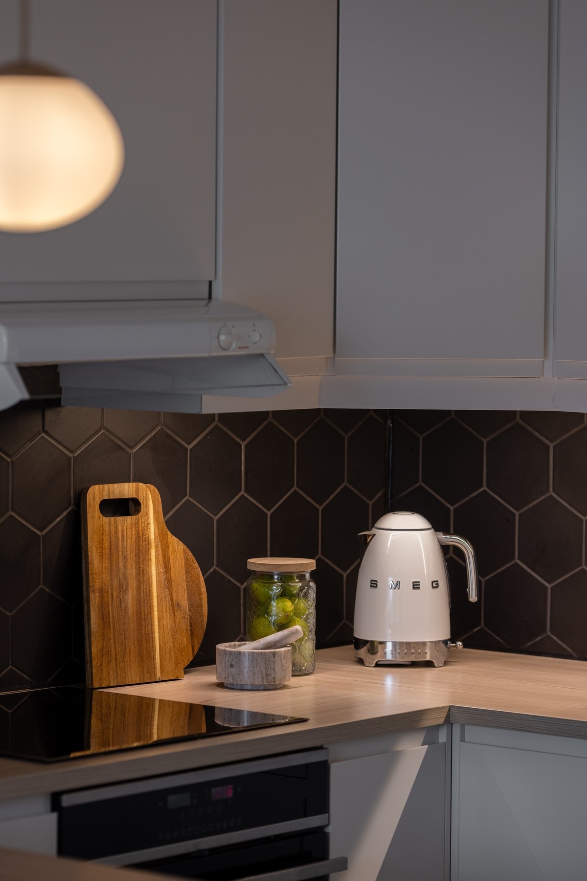 Innredningen har glatte lyse fronter og benkeplaten er av laminat. Galleribilde