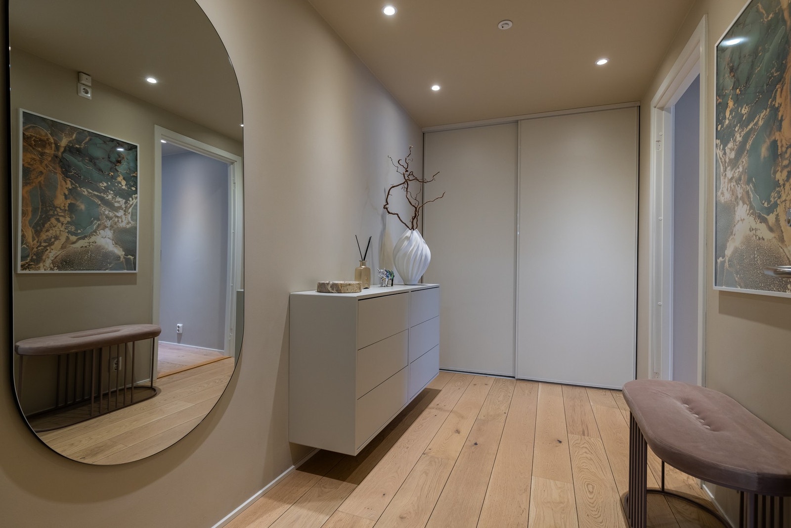 Leiligheten har enkel adkomst via heis og trapper fra både inngangsparti og garasjekjeller. Her blir man møtt av en delikat og romslig entré, holdt i lyse farger. Galleribilde